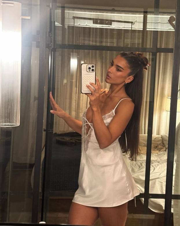 Prvi dekolte Filmskog festivala u Veneciji: Evo tko je zanosna crnka koja je prošetala tepihom