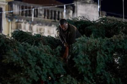 Zadar: Božićna jelka puknula prilikom postavljanja na Narodnom trgu