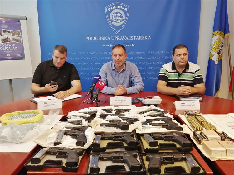 Policija kod dilera našla čak 20 pištolja, drogu i 260.000 kuna