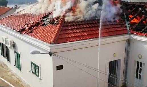 Požar 'gutao' ambulantu na Kapriju, vatrogasci idu na otok