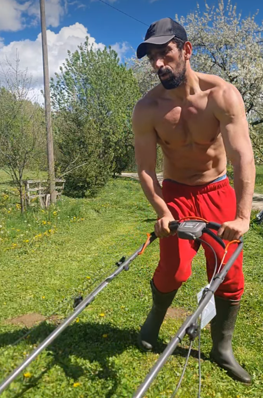 Slavko Sobin skinuo majicu pa se bacio na posao, žene lude: 'Pokosio si ti nas, a ne travu'