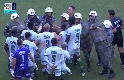 VIDEO Vojna policija razdvajala igrače zbog Suarezova poteza