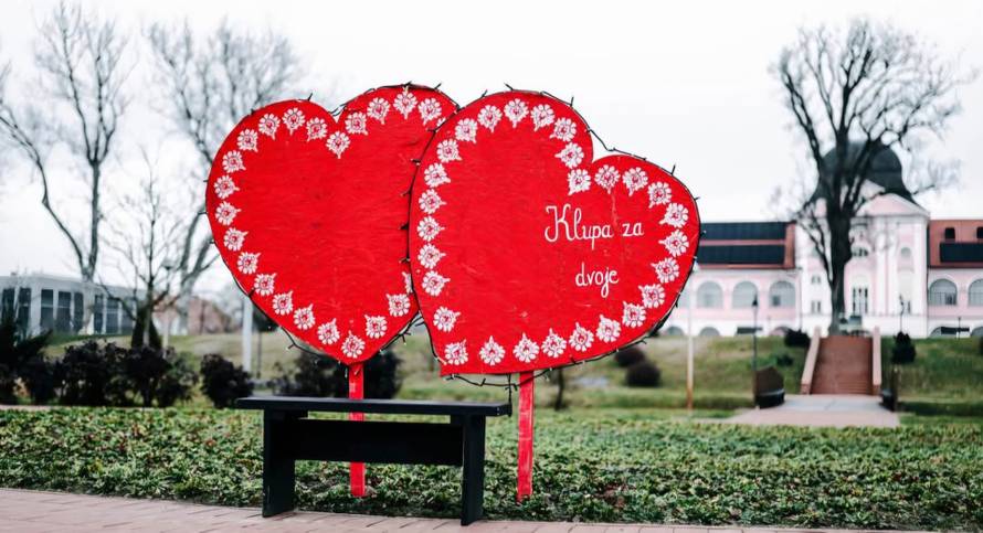 Svi fotkaju Love Park: Mladi Virovitičani pomogli urediti gradski park za Valentinovo