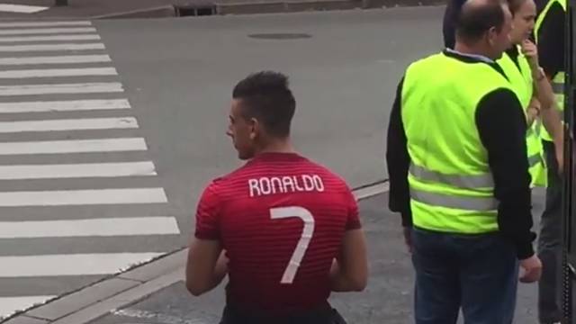 Sve stigne: 'Cristiano Ronaldo' čuva parking na dan utakmice