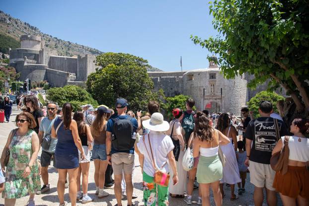 Dubrovnik: Turističke gužve u gradu i spas od vrućine u moru