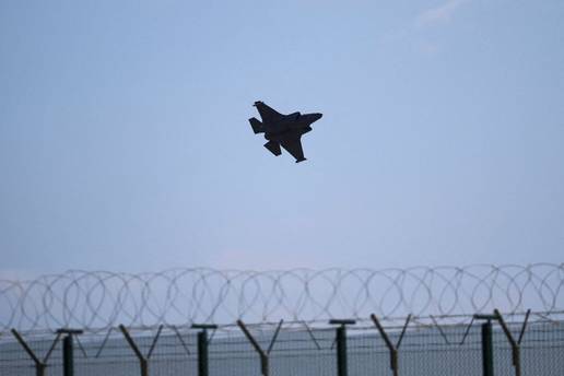 VIDEO Gr&ccaron;ka &scaron;alje borbene avione i ratne brodove na Cipar