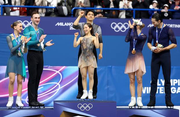 Figure Skating - Pair Skating - Victory Ceremony