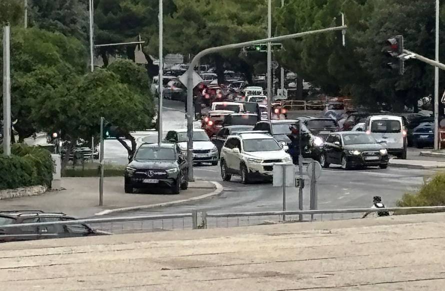 FOTO Prometni kaos u Splitu, čeka se na ulazak u trajektnu luku: 'Nepregledna je kolona...'