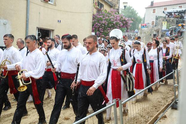 Sinj: Zbog jakog pljuska odgođena 310. Sinjska alka