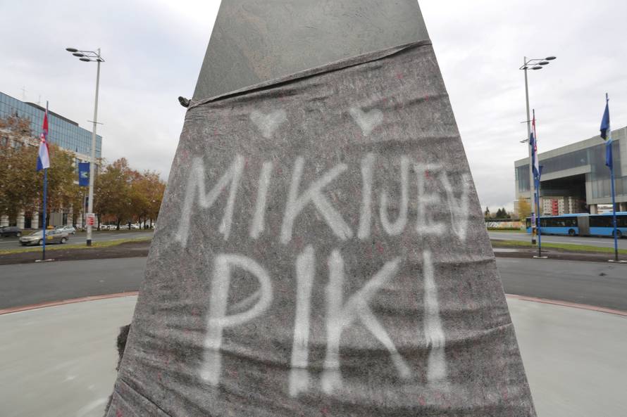 Zagreb: Na granitnoj piramidi osvanuo grafit "Mikijev piki"