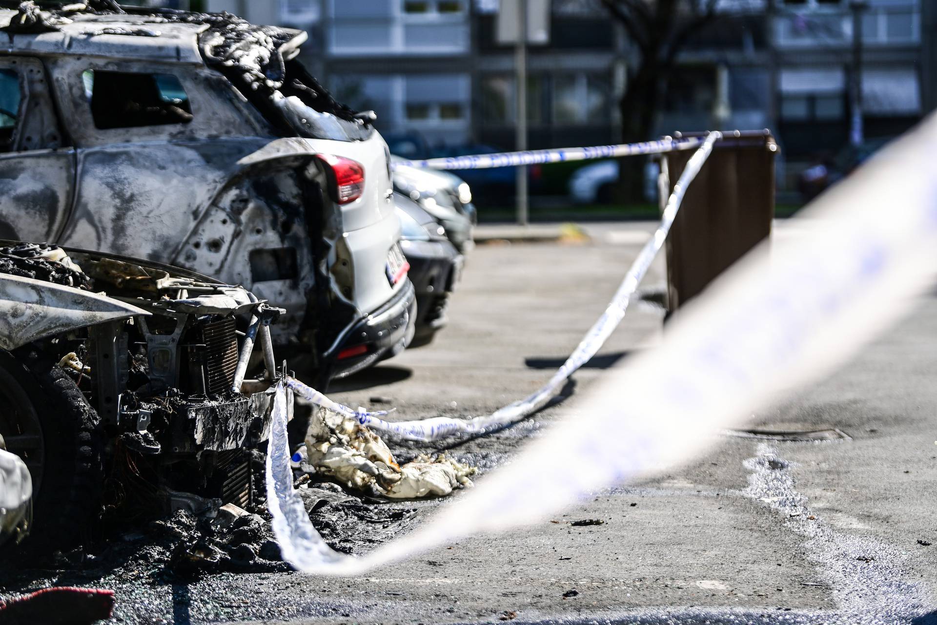 FOTO U Utrinama skroz izgorjela tri auta, još dva su oštećena