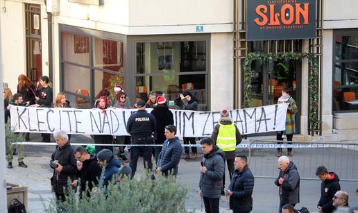 FOTO Molitelji na trgovima, u Rijeci ih dočekali s porukom: 'Klečite nad ubijenim ženama'