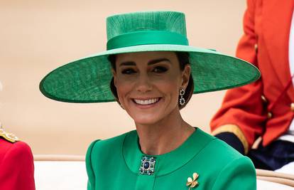 Kate Middleton navodno viđena s princom Williamom i djecom, ali fotografija i dalje nema...