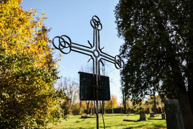 Zagreb: Psihijatrijsko groblje Vrapče ima upaljenu tek pokoju svijeću na blagdan Svih svetih