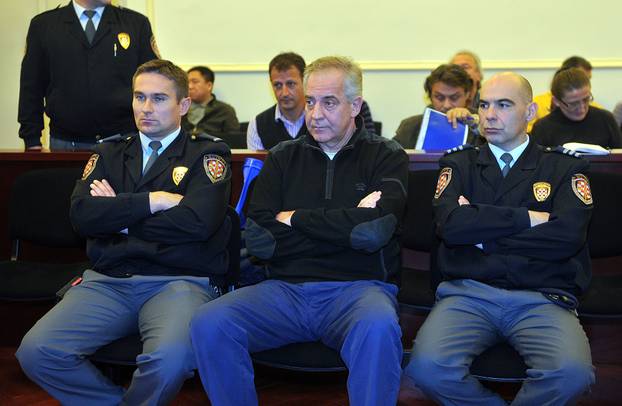 Bivši premijer i predsjednik HDZ-a Ivo Sanader prvi je put zasjeo na optuženi?ku klupu 28. listopada 2011.