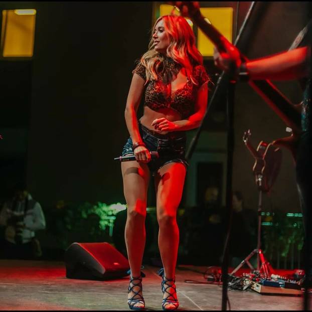 FOTO Lille bujnim dekolteom raspametila fanove: Poslala im je vrlo sočnu poruku iz studija