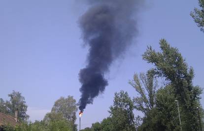 Vatra i gusti crni dim sukljali su iz dimnjaka rafinerije u Sisku