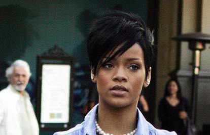Rihanna mora na plastičnu operaciju zbog C. Browna?