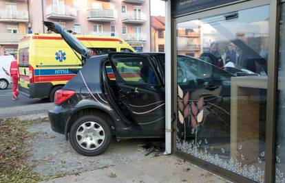 U Zagrebu su se sudarila dva auta, jedan je završio u pekari