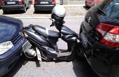 Moped u sendviču dva auta: Golfom ga zakucao na Citroen