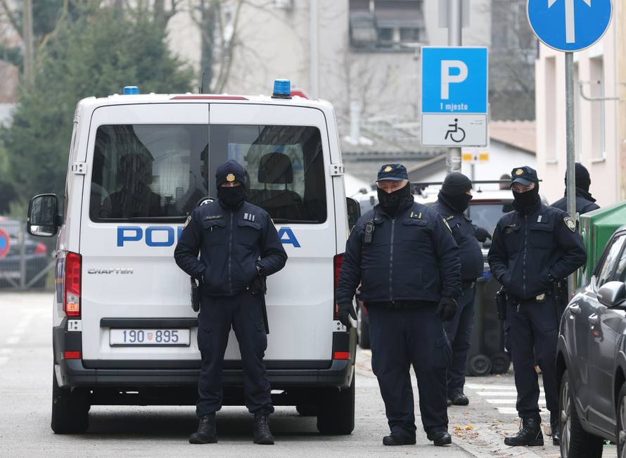 Prosvjednici  su stigli pred stan Tomislava Tomaševića i najavili  da će pjevati Thompsonove pjesme 