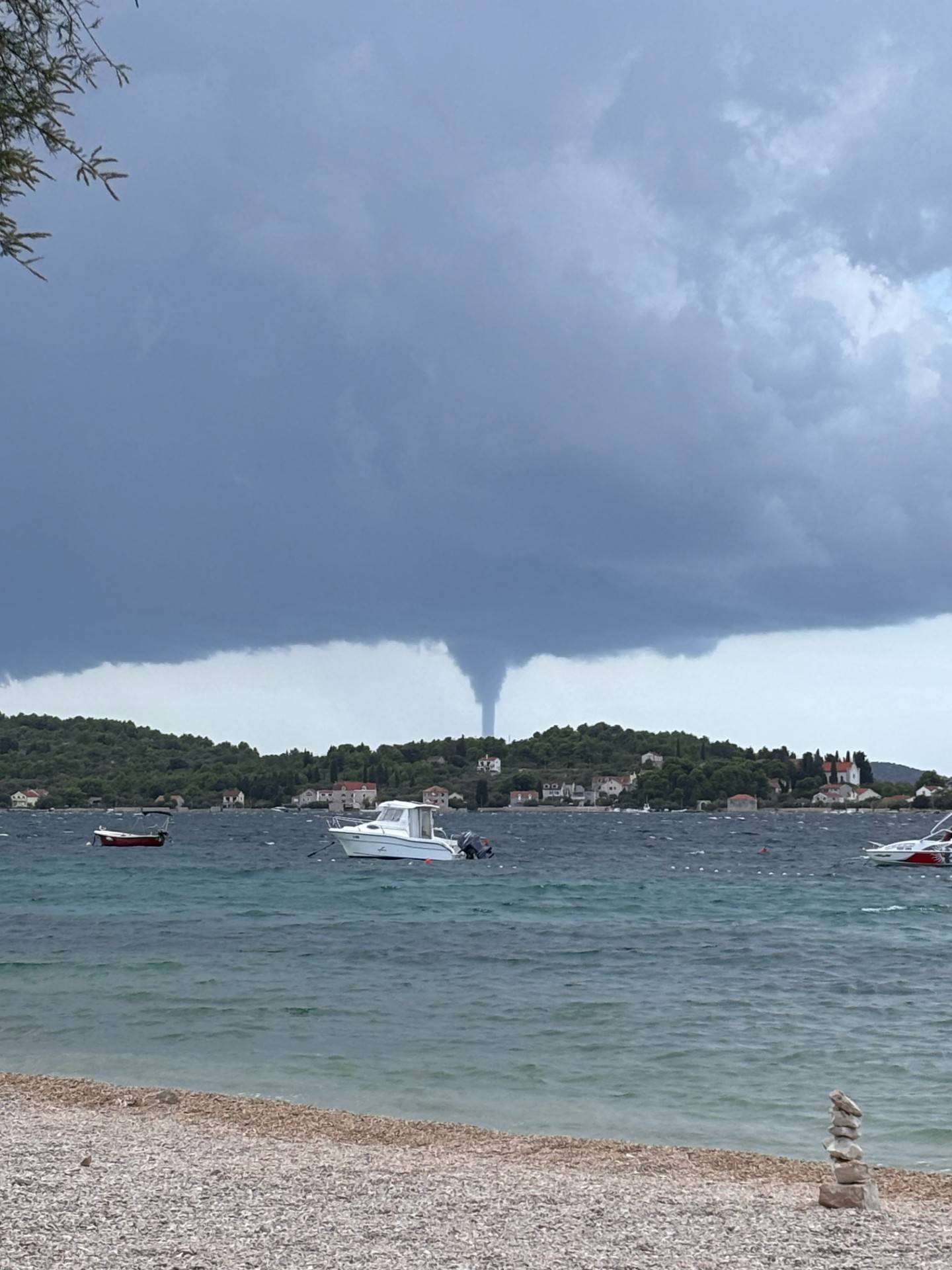 VIDEO Hrpa pijavica prohujala Dalmacijom, čitatelji ih snimili diljem obale: 'Impresivno...'