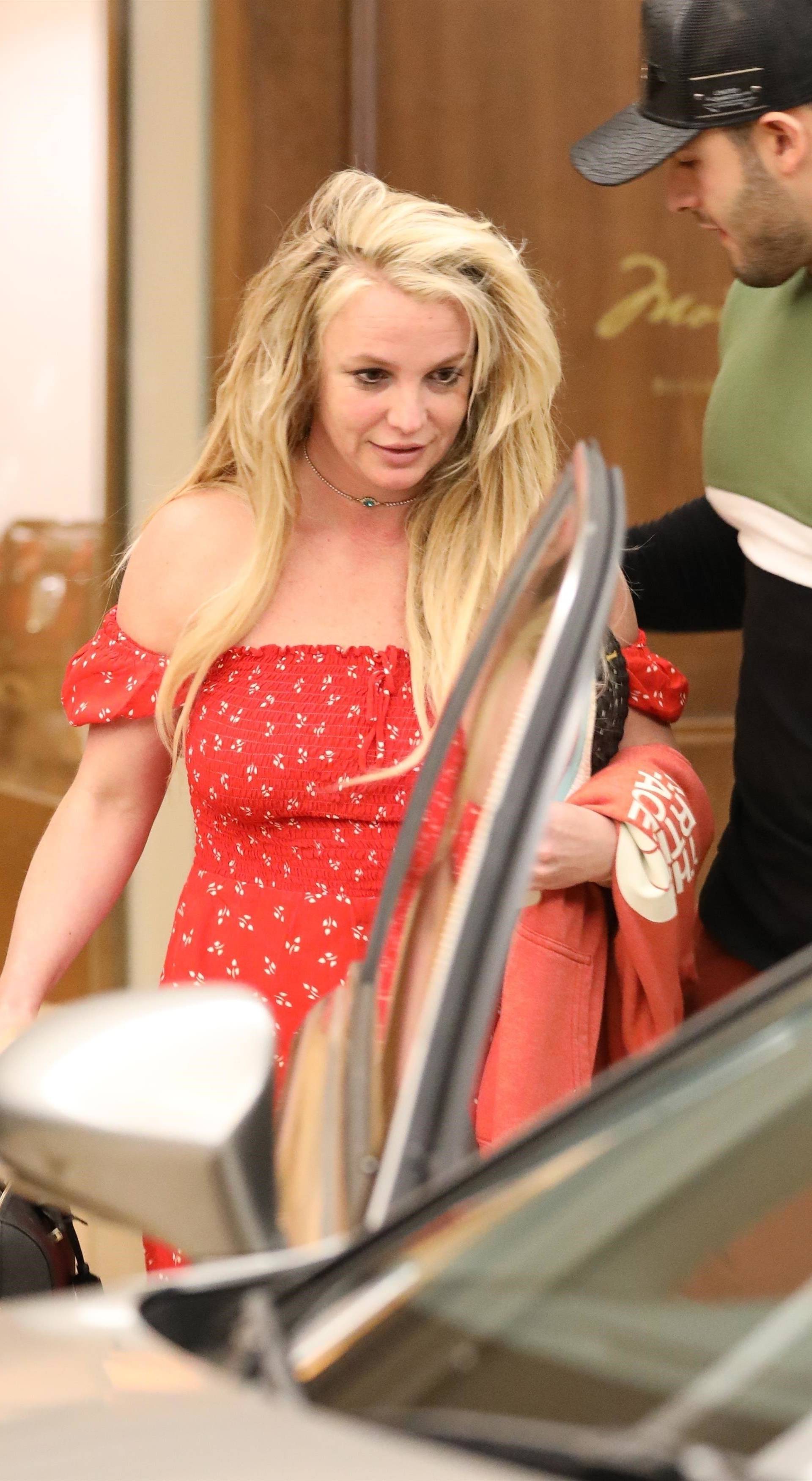 *PREMIUM-EXCLUSIVE* Britney Spears is seen leaving The Montage hotel in Beverly Hills after a day of indulgences