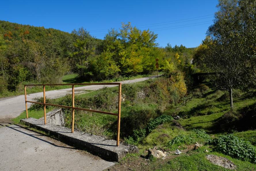 Cestom smrti do škole: Odroni, provalije, divlje svinje i poskoci