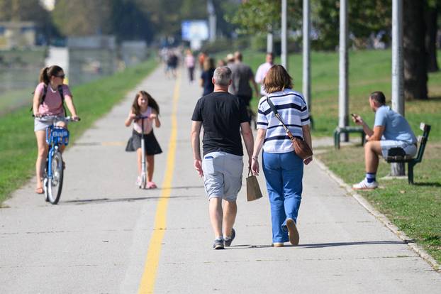 Zagreb: Građani uživaju u sunčanoj nedjelji na Jarunu