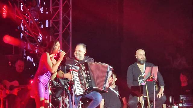 VIDEO Prijović je na pozornicu dovela kuma pa uz harmoniku zapjevala pjesmu 'Dve muzike'