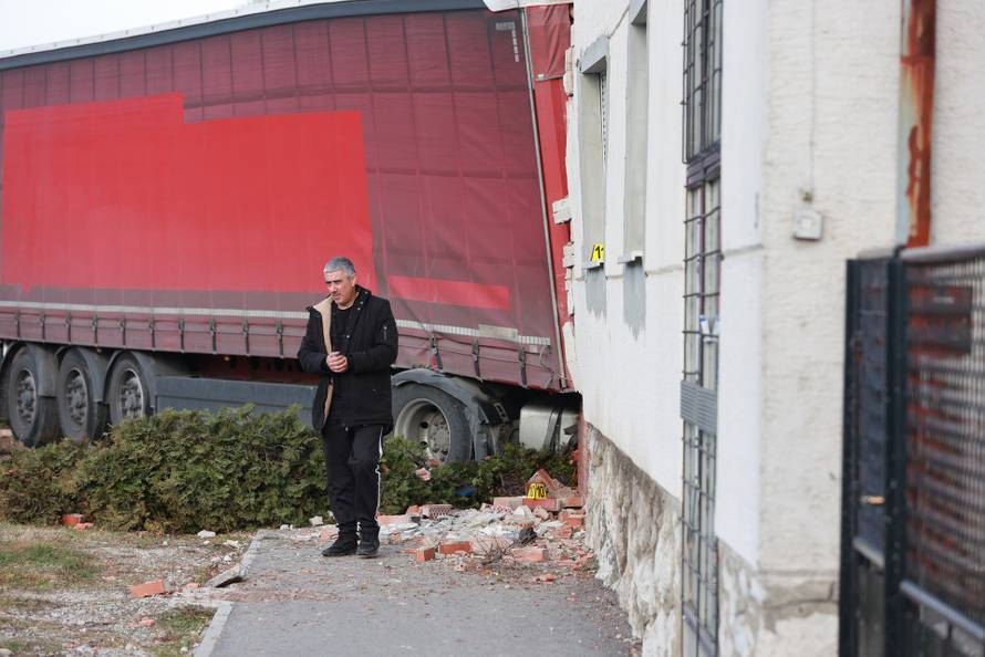 Kamion se zabio u kuću kod Vinkovaca, više ljudi ozlijeđeno