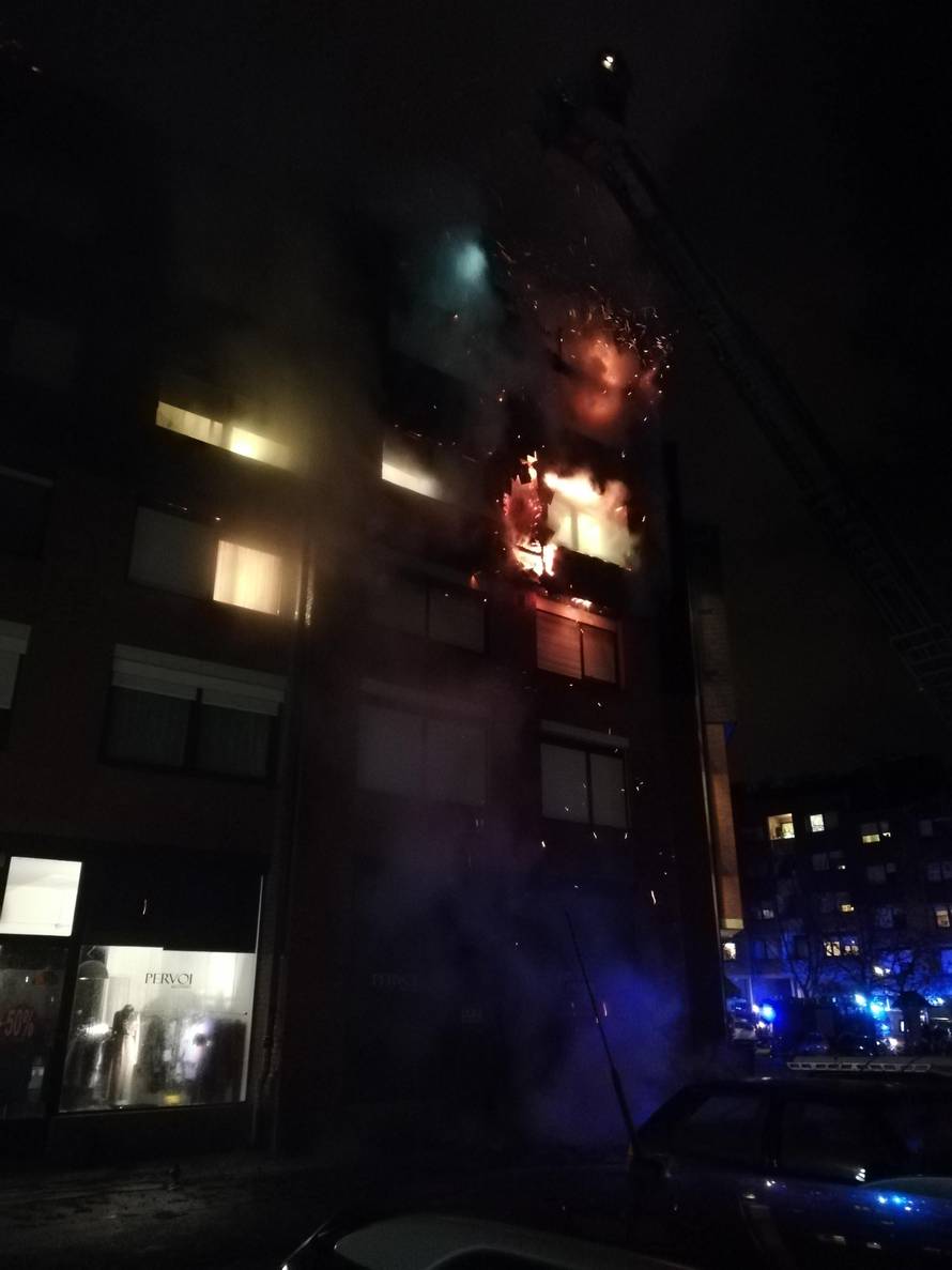 Veliki požar zahvatio je osam stanova, evakuirali sve stanare