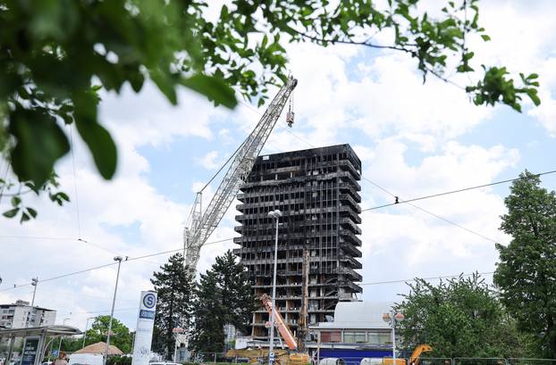 Zagreb: Kod Vjesnikovog nebodera počela je montaža velikog krana dizalice