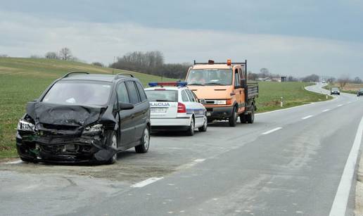 Vozačica preticala kamion pa naletjela na Opel Zafiru