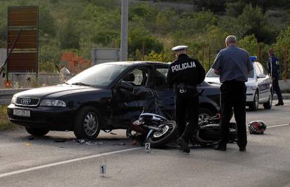 Audijem naletio na motor i teško ozlijedio bračni par