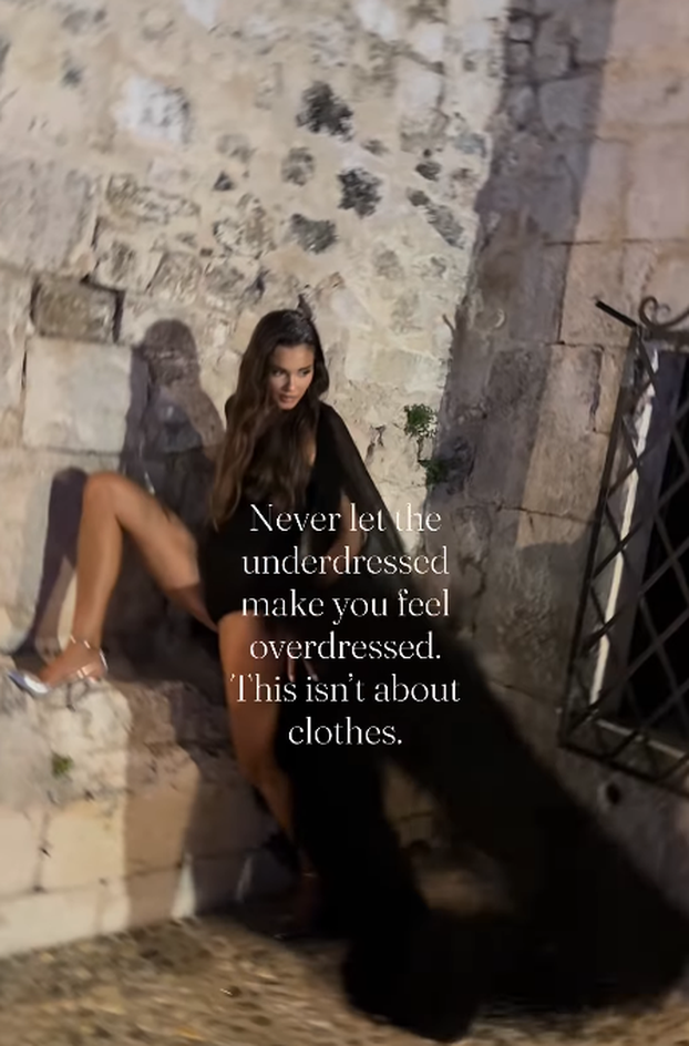 FOTO Misica Laura se skinula i pokazala duge noge pune šljokica, na leđima imala plašt