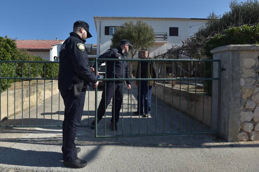 Otac bacio svoje Äetvero male djece s prvog kata kuÄe u Pagu