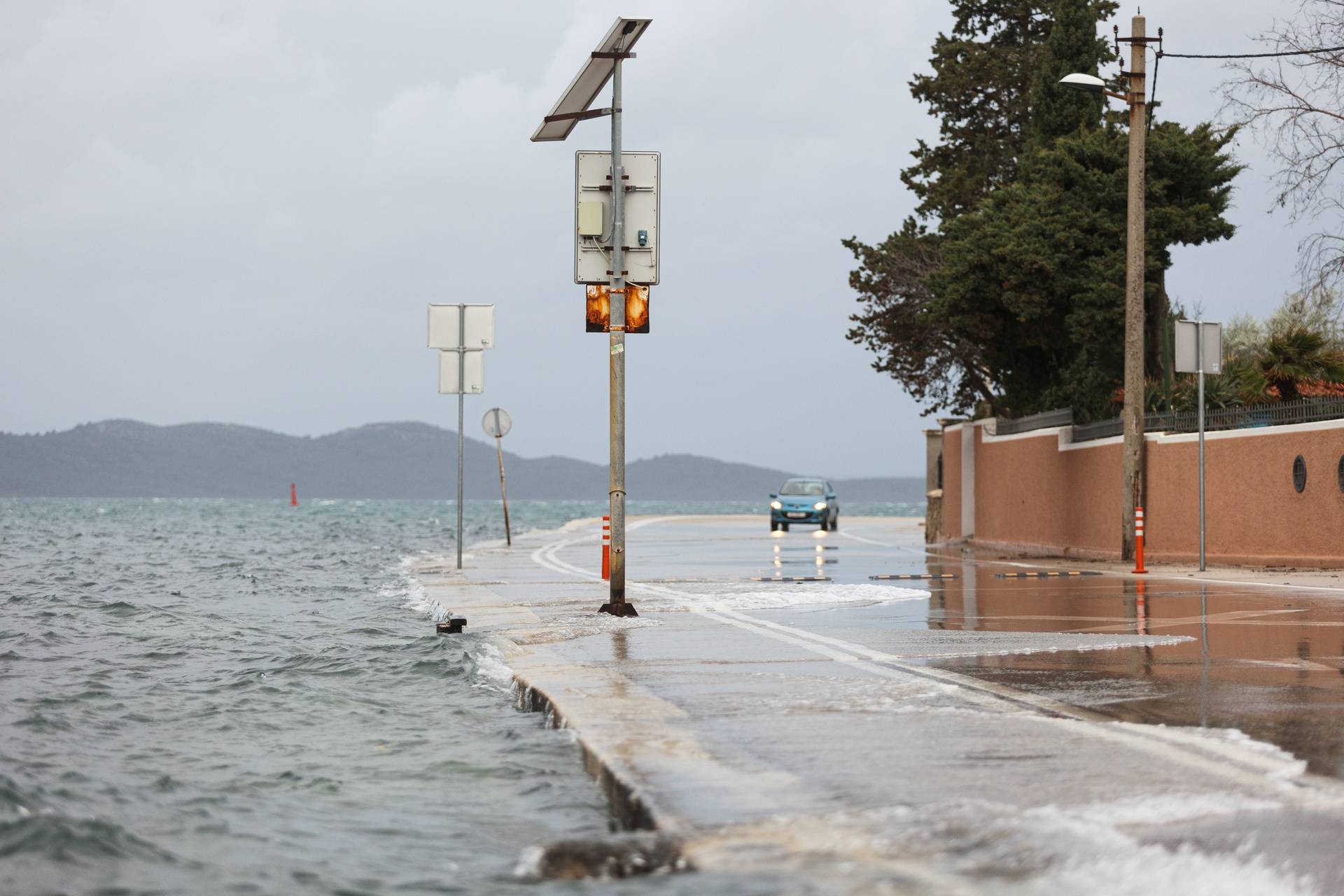 Zadar: More se zbog plimnog vala izlilo na prometnice