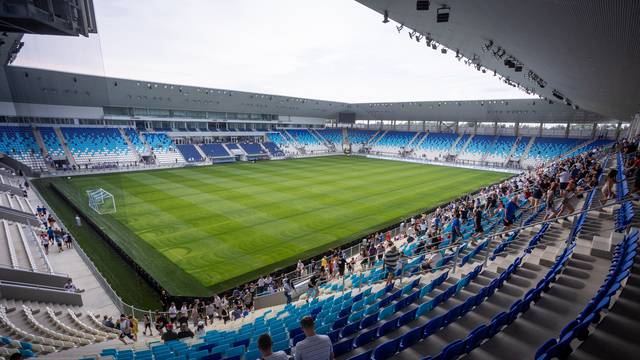 Osijek: Navijači uživali na otvorenom danu tribina novog stadiona