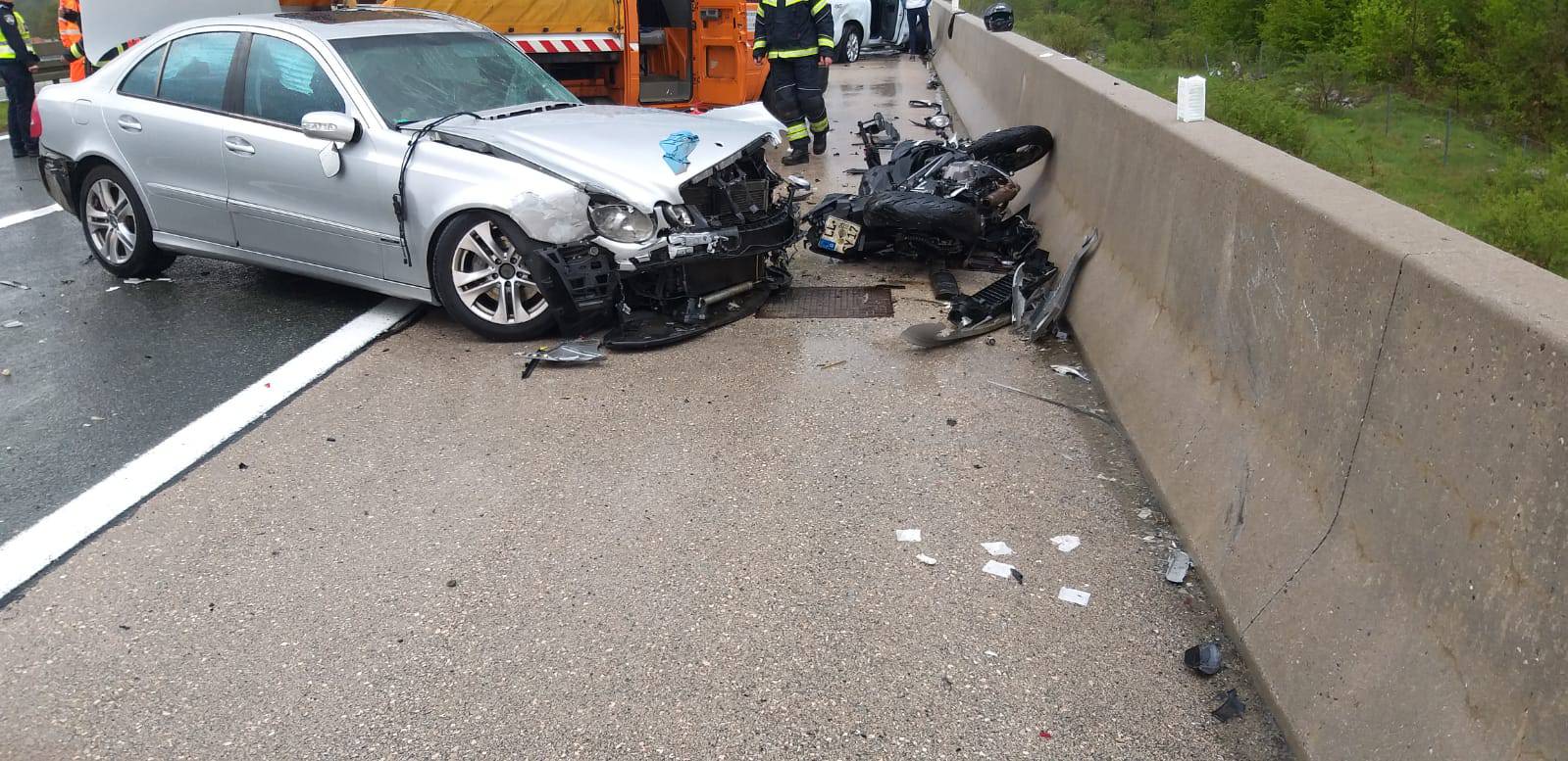 Strava na autocesti: Motorista Mercedes odbacio preko ograde