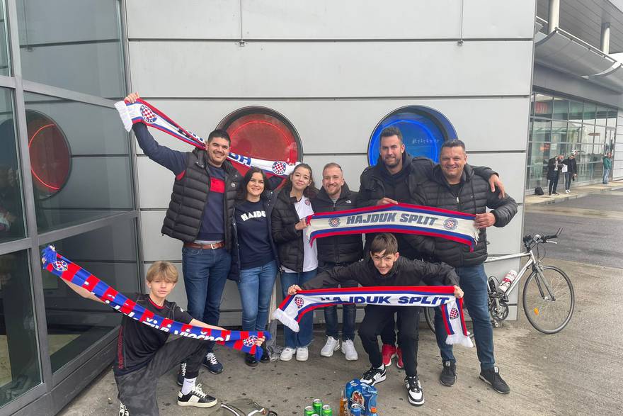 Navijači Hajduka u Nyonu na utakmici polufinala juniorske Lige prvaka