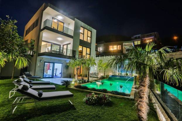 FOTO Kakva perverzija u Splitu! Vodeni raj i slike dizajnera. Ova vila se prodaje, a znamo i cijenu