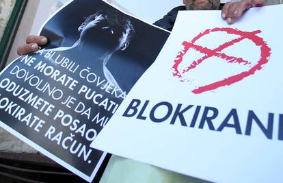Blokirani građani prosvjeduju ispred poslovnice Fine u Rijeci