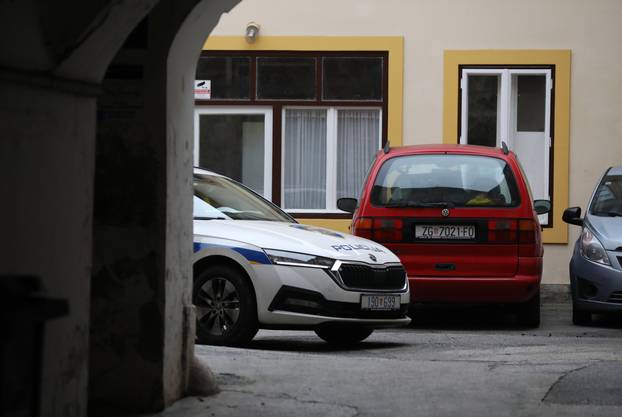 Zagreb: Netko je zalio benzinom stubište u Zagrebu pa sve zapalio: Izgorio stan, u njemu su spašavali ženu