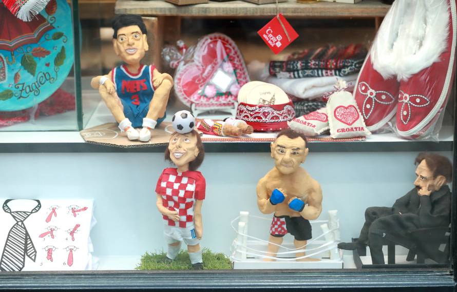 Figurice u suvenirnici u Bakačevoj