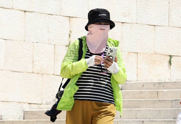 Šibenik: Po najve?oj temperaturi turisti razgledavaju ljepote grada