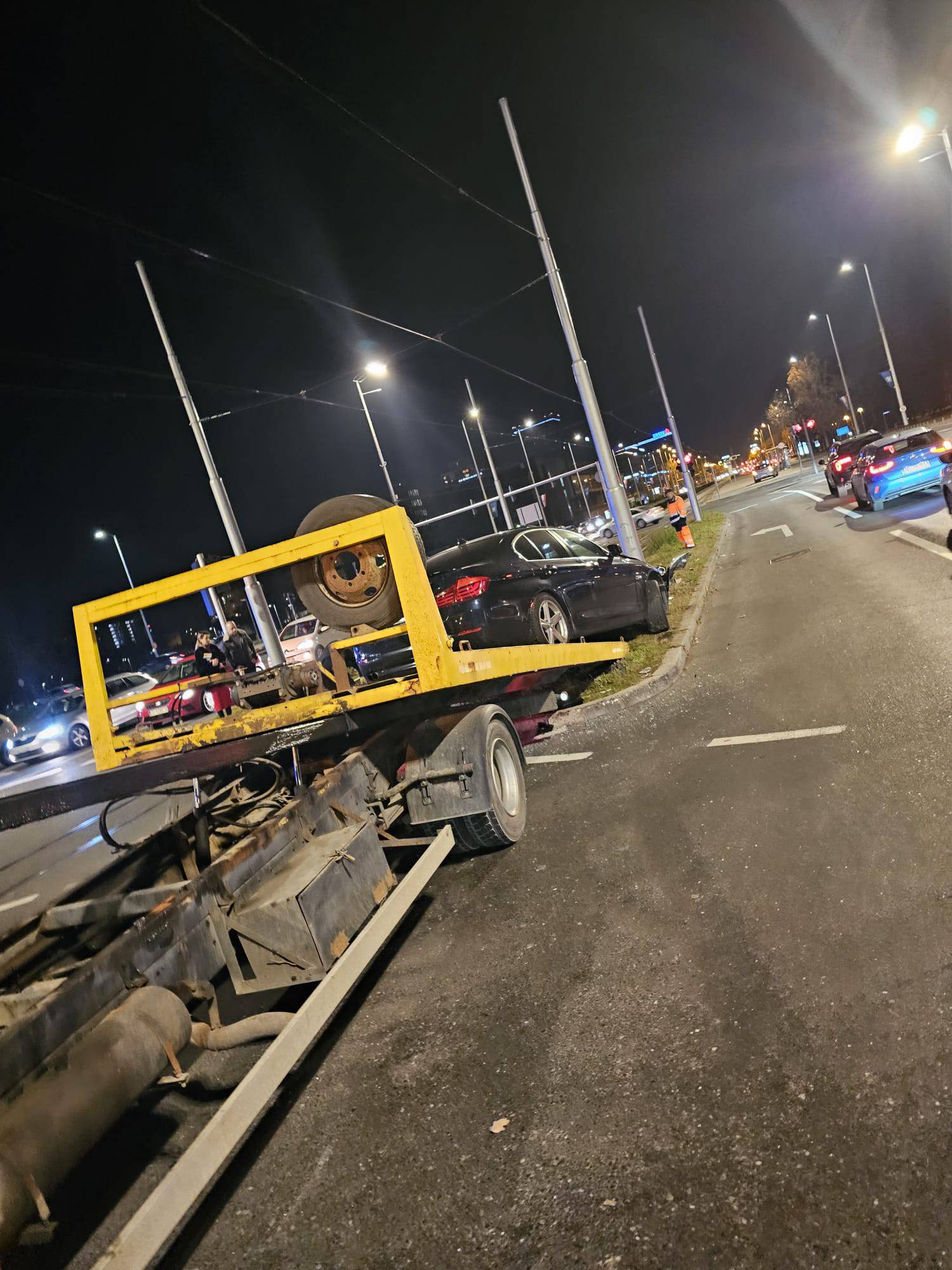 FOTO Vozač BMW-a zabio se u stup i tramvaj u centru Zagreba