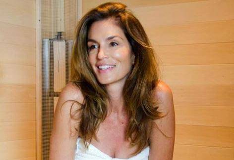 Cindy Crawford: 'Žalim što su me nagovorili da poziram gola'