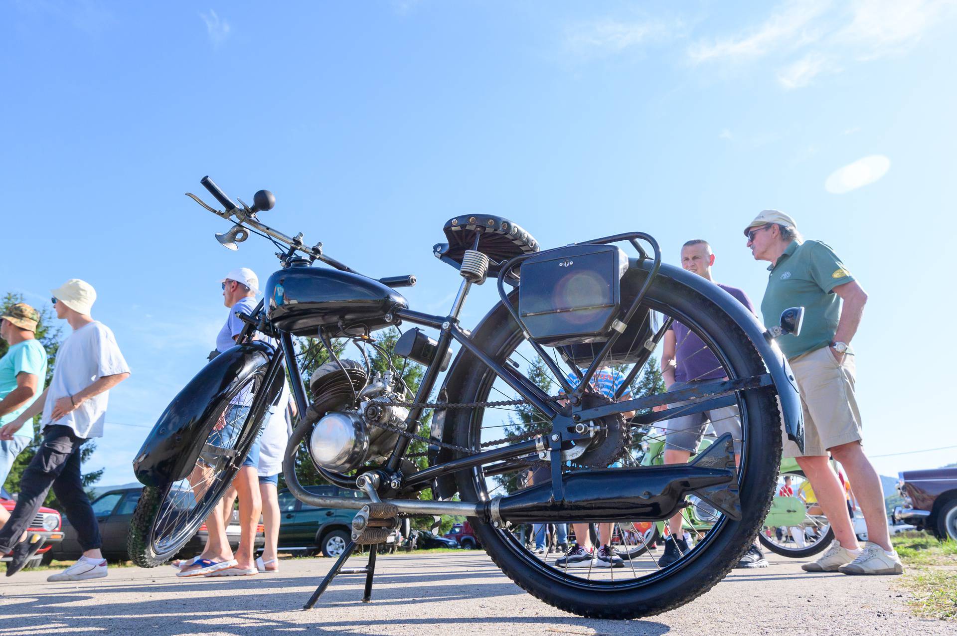 Okupljanje ljubitelja oldtimera na sportskom aerodromu u Otočcu