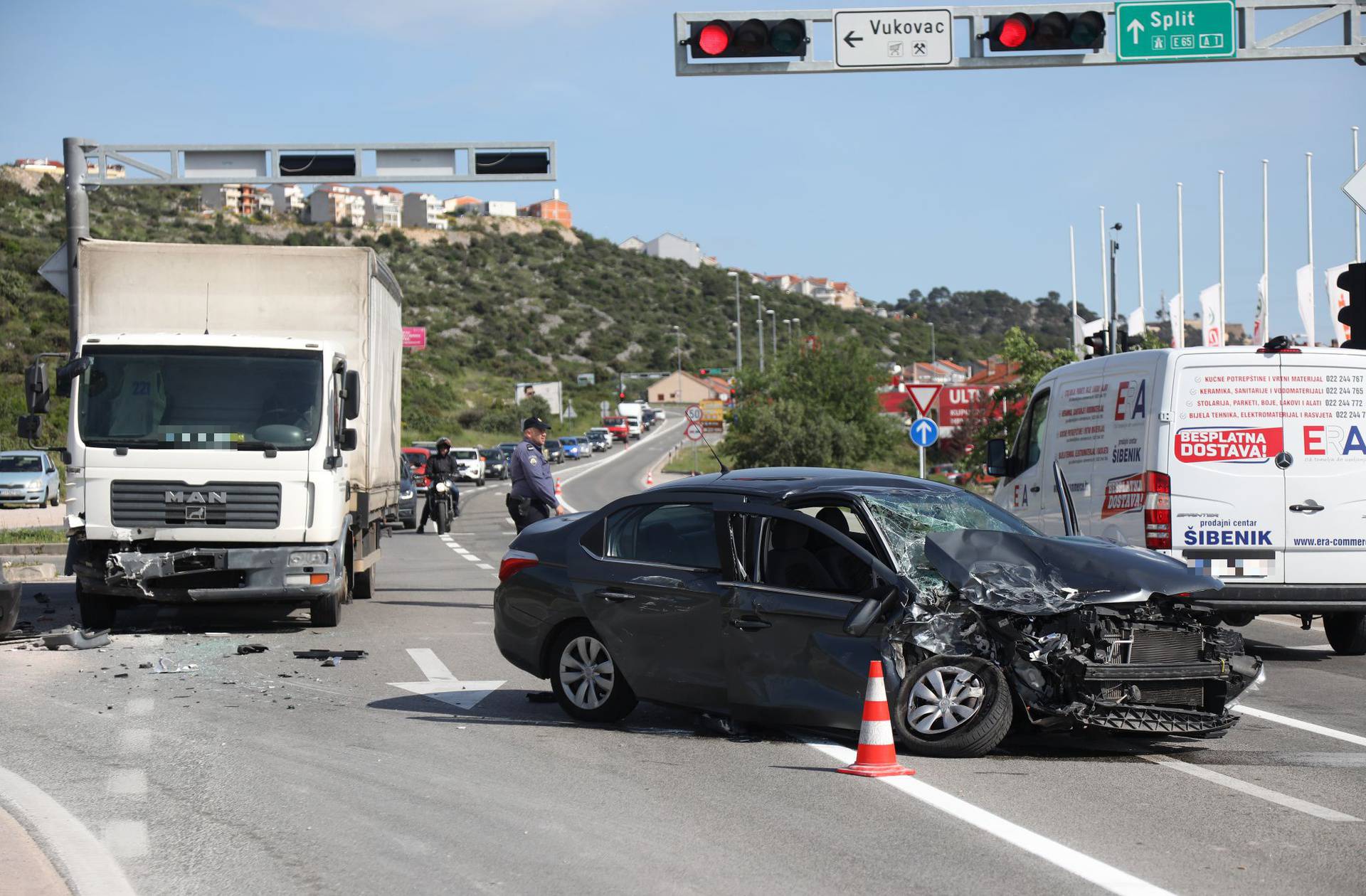 Šibenik: U sudaru automobila i teretnog vozila ozlijeđena žena